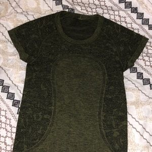 Size 4 Lululemon swiftly tech short sleeve